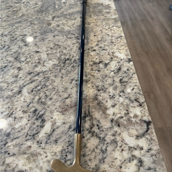 Marquette University Golden Eagles 34 inch Gold Right handed Gold Putter Eagle - Picture 7 of 7